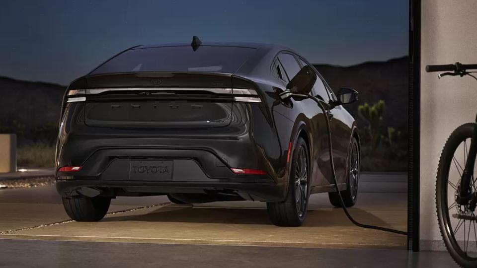 fotojet20-202025-07-09t192619-459638876861590507466-1 2026 تویوتا پریوس