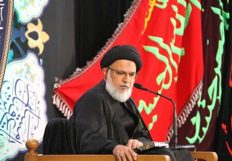 1398101708530679219340224-1 پژوهش گسترده درباره پیراهن خونین امام حسین(ع) ضروری است